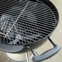 Gratar pe carbuni Weber Classic Kettle 1341504, 57 cm, Otel emailat, Reglare flux aer, 2 roti, 2 manere reci, Termometru, Negru