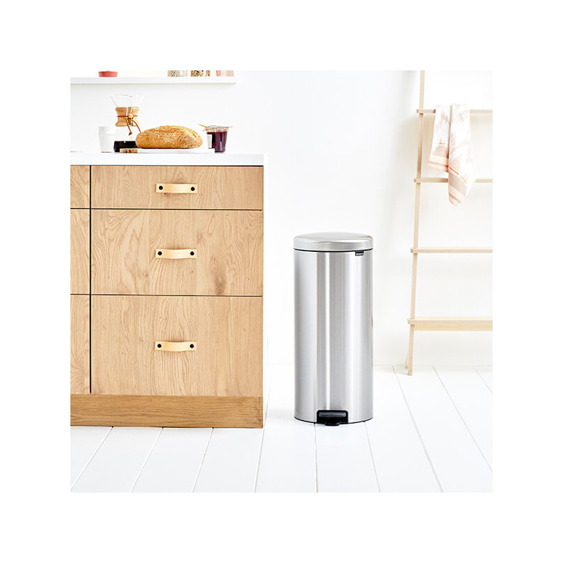 Cos de gunoi cu pedala Brabantia NewIcon 649061, 30 L, Inchidere usoara, Baza antiderapanta, Rezistent la amprente, Inox Mat