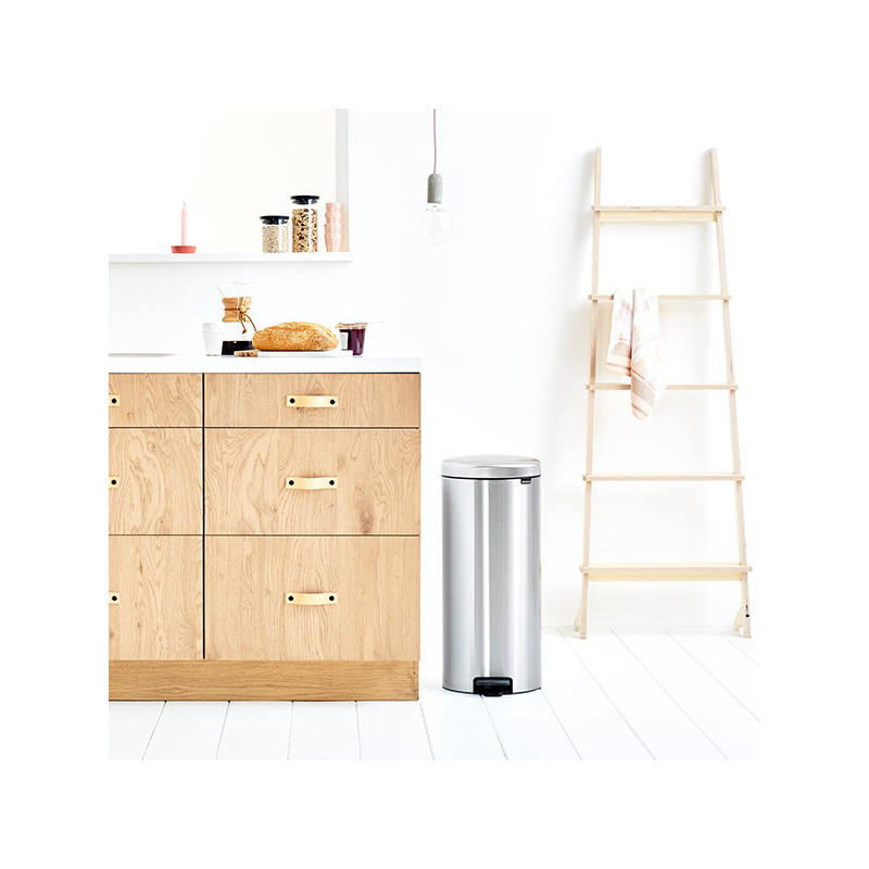 Cos de gunoi cu pedala Brabantia NewIcon 649061, 30 L, Inchidere usoara, Baza antiderapanta, Rezistent la amprente, Inox Mat