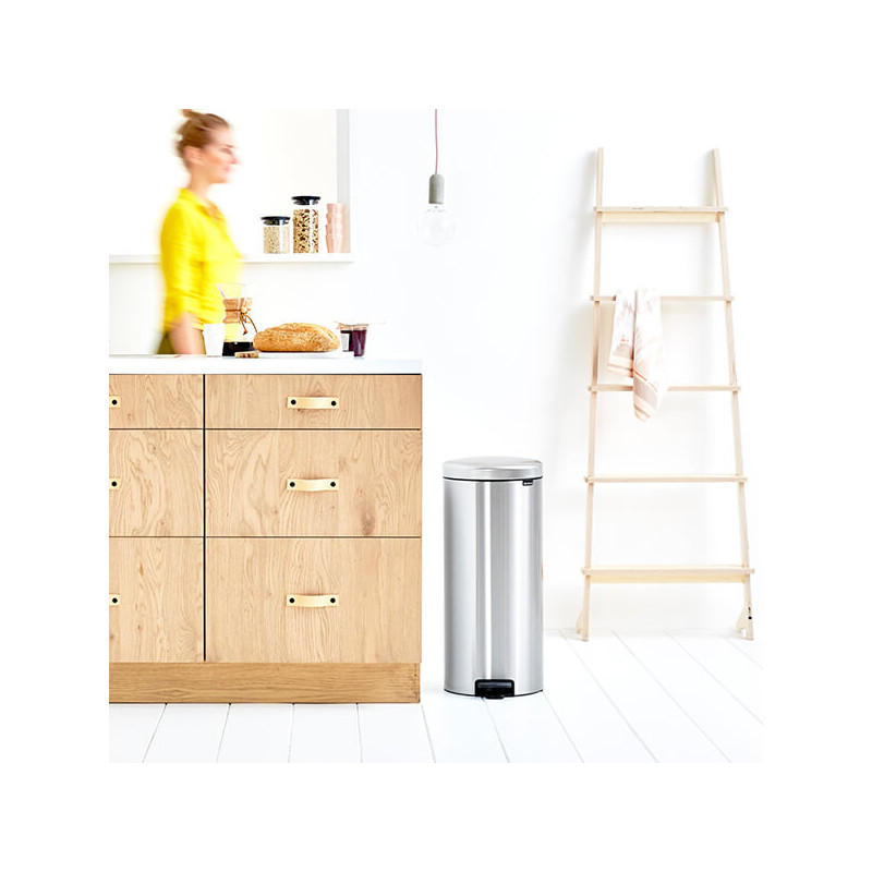 Cos de gunoi cu pedala Brabantia NewIcon 649061, 30 L, Inchidere usoara, Baza antiderapanta, Rezistent la amprente, Inox Mat