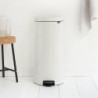 Cos de gunoi cu pedala Brabantia NewIcon 649063, 30 L, Inchidere lina, Baza antiderapanta, Cos interior metalic, Alb