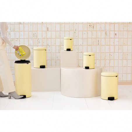 Cos de gunoi cu pedala Brabantia NewIcon 1008836, 3 L, Inchidere lina, Baza antiderapanta, Galben