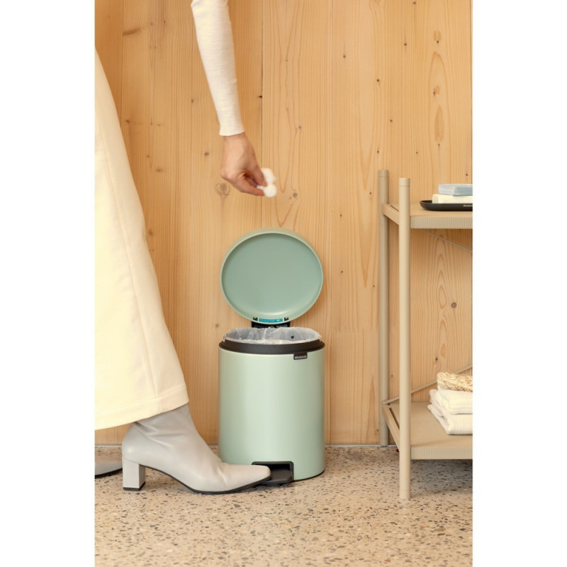 Cos de gunoi cu pedala Brabantia NewIcon 1008839, 5 L, Inchidere lina, Baza antiderapanta, Verde deschis