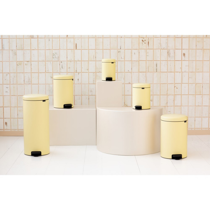 Cos de gunoi cu pedala Brabantia NewIcon 1008852, 30 L, Inchidere usoara, Baza antiderapantă, Galben