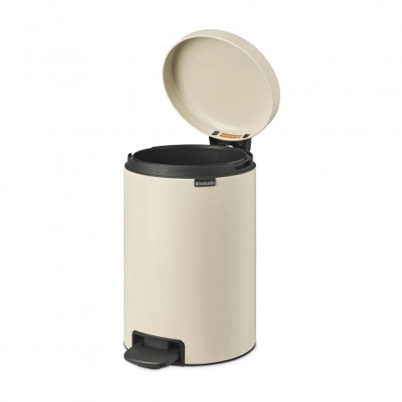 Cos de gunoi cu pedala Brabantia NewIcon 1005531, 12 L, Inchidere lina, Baza antiderapanta, Bej